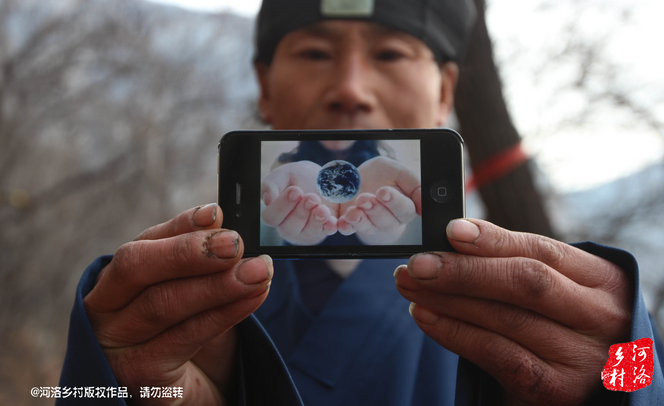 老崔雖然在山上修行，可是家里還有六個兄弟姐妹，家里人來找過他，他認為打工太累了，還需要受氣，不如山中修行自在。通過山下的香客，他花了800塊錢買了一個蘋果手機，這是他在山上最奢侈的一次購物。老崔有些心疼，他說那個香客不應該收他錢才對。