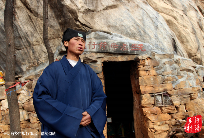 在這個山洞住多久，他沒有時間表，他說要看自己的內心，修行夠了就離開，如果需要繼續(xù)修行，就從這里“安老病死