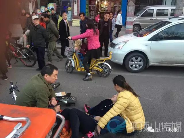 平頂山好心大姐 抱著不相識的車禍傷者大半個(gè)小時(shí)