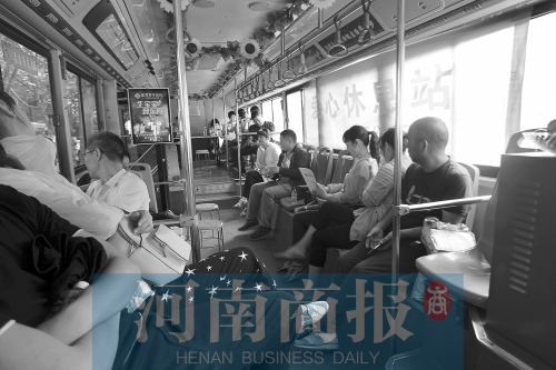 高考家長坐公交“討彩頭” 網(wǎng)友提醒：“別坐985路” 為啥？