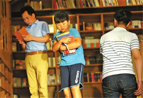 鄭州圖書館每天2萬(wàn)人來讀書 從早到晚座無(wú)虛席