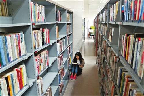 鄭州圖書館每天2萬(wàn)人來讀書 從早到晚座無(wú)虛席
