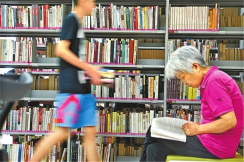 鄭州圖書館每天2萬(wàn)人來讀書 從早到晚座無(wú)虛席