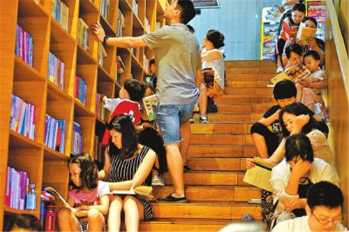 鄭州圖書館每天2萬(wàn)人來讀書 從早到晚座無(wú)虛席