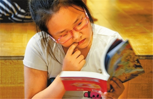 鄭州圖書館每天2萬(wàn)人來讀書 從早到晚座無(wú)虛席