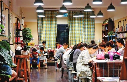 鄭州圖書館每天2萬(wàn)人來讀書 從早到晚座無(wú)虛席