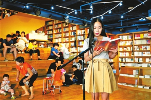 鄭州圖書館每天2萬(wàn)人來讀書 從早到晚座無(wú)虛席