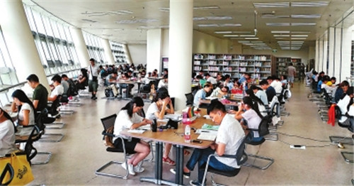 鄭州圖書館每天2萬(wàn)人來讀書 從早到晚座無(wú)虛席