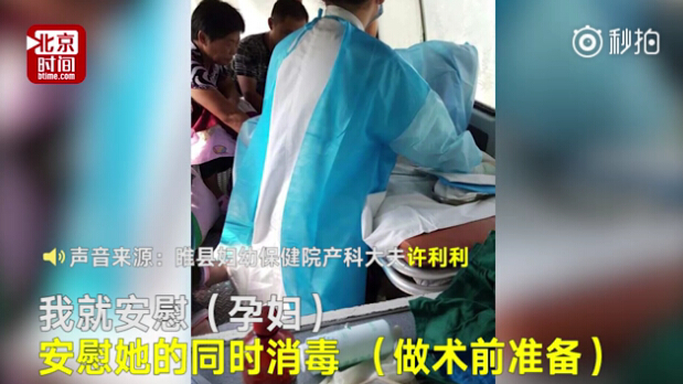 河南一產(chǎn)婦情況緊急 大夫救護(hù)車(chē)上跪著接生衣服濕透