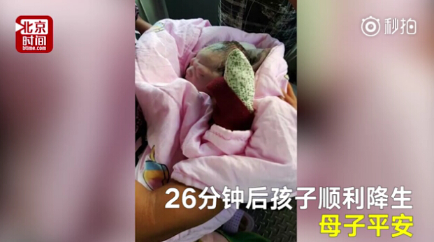 河南一產(chǎn)婦情況緊急 大夫救護(hù)車(chē)上跪著接生衣服濕透