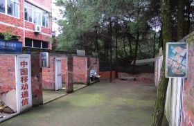 緊挨鐵山坪基地，有一條“迷你”街道，雖然簡(jiǎn)陋，但尚未拆去的店鋪名稱顯出了曾經(jīng)的“繁華”。組圖/記者倪志剛