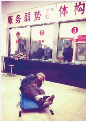 1月7日23點50分，長沙市救助管理站大廳，一名老年流浪者躺在擔(dān)架上，無助地看著記者。