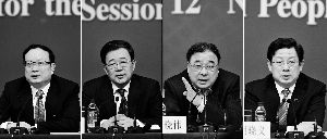 昨天，國務(wù)院深化醫(yī)藥衛(wèi)生體制改革領(lǐng)導(dǎo)小組辦公室負(fù)責(zé)人王保安、孫志剛、馬曉偉、胡曉義（從左至右）就“醫(yī)藥衛(wèi)生體制改革”有關(guān)問題回答記者提問。記者王鵬/攝