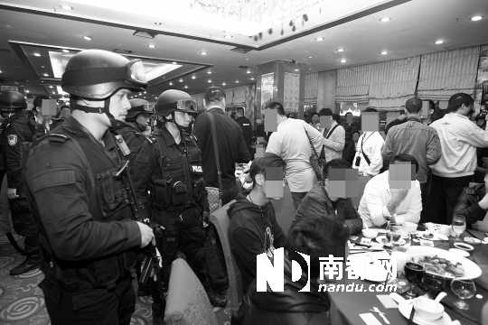 手持微沖、身穿防彈背心的警員進(jìn)入酒樓進(jìn)行調(diào)查。深圳警方供圖