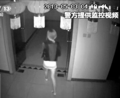 監(jiān)控視頻中，女子獨(dú)自走向墜樓處。 央視視頻截圖