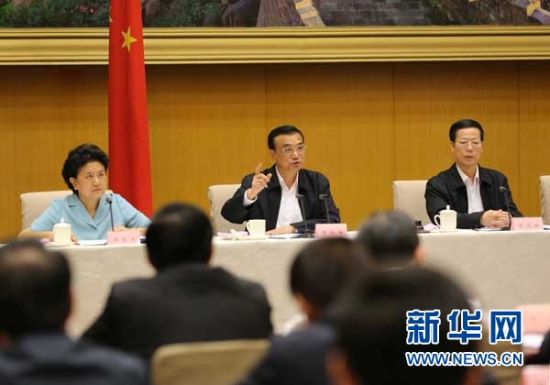 　5月13日，國(guó)務(wù)院召開全國(guó)電視電話會(huì)議，動(dòng)員部署國(guó)務(wù)院機(jī)構(gòu)職能轉(zhuǎn)變工作。中共中央政治局常委、國(guó)務(wù)院總理李克強(qiáng)發(fā)表講話。 新華社記者劉衛(wèi)兵 攝