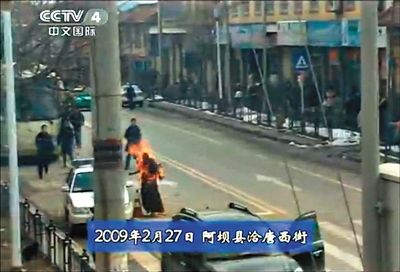 2009年2月27日，一名僧侶在阿壩縣洽唐西街自焚。本版圖片/央視截圖