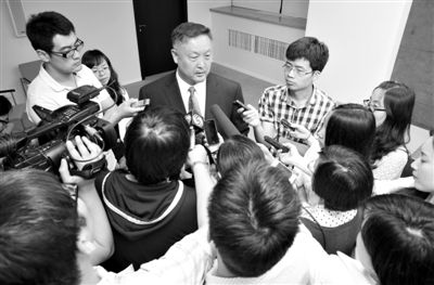 6月5日，商務部新聞辦公室召開“中歐光伏產(chǎn)品貿(mào)易摩擦”專題發(fā)布會。發(fā)布會結(jié)束后，中國機電產(chǎn)品進出口商會會長張鈺晶接受記者采訪。新京報記者
