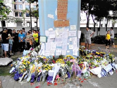 　昨日，廈門(mén)市民在BRT的橋墩下放上鮮花悼念逝者。新京報(bào)記者 郭鐵流 攝