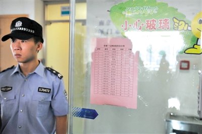 前日，廈門(mén)市解放軍174醫(yī)院重癥醫(yī)學(xué)科門(mén)口貼著在該醫(yī)院接受治療的受傷人員名單。 新華社記者 陳曄華