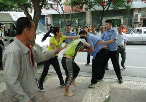 　圖為5月31日，延安城管隊(duì)員暴力執(zhí)法場(chǎng)面。