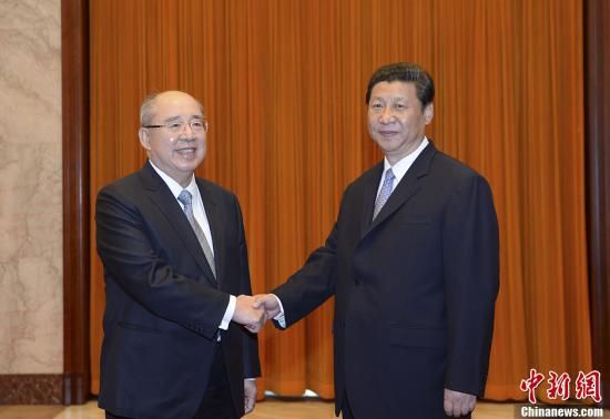 中共中央總書記習近平13日下午在北京人民大會堂會見了中國國民黨榮譽主席吳伯雄率領的國民黨大陸訪問團一行。中新社發(fā) 廖攀 攝