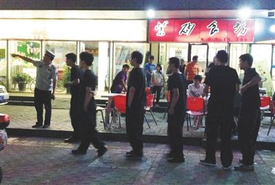 6月13日晚10點，朝陽區(qū)國美第一城附近，一名城管隊員帶領(lǐng)一隊協(xié)管例行巡查街邊大排檔。新京報記者 尹亞飛 攝