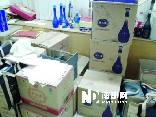 　　江蘇靖江市工商局餐廳倉庫里被爆堆滿了高檔酒。