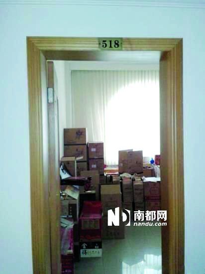 　江蘇靖江市工商局餐廳倉庫里被爆堆滿了高檔酒。