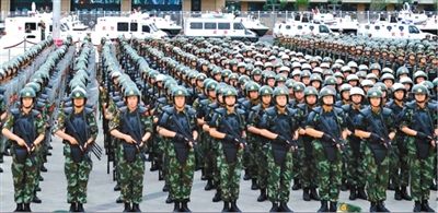 6月29日，新疆武警部隊(duì)反恐維穩(wěn)誓師大會(huì)在烏魯木齊市人民廣場(chǎng)舉行。據(jù)《新疆日?qǐng)?bào)》