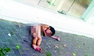 大熱天，小女孩赤身躺在馬路上