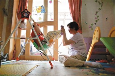 6月14日，未婚媽媽于軍的家里，她正在陪女兒悅悅玩耍。悅悅4歲了，因為沒有爸爸的信息而始終上不了戶口。