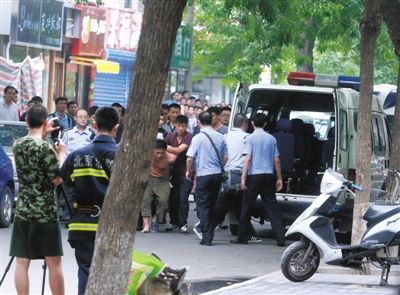 女童安全獲救后，嫌疑人被制服并由民警押出餐館。新華社發(fā)