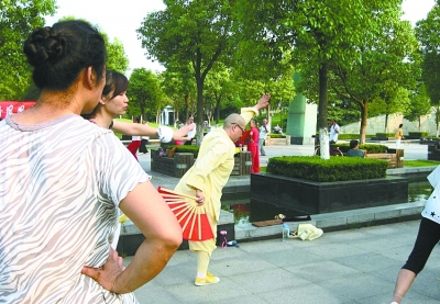 【漢網(wǎng)市民記者“關(guān)艾” 圖文報道】近日，我在漢陽一公園內(nèi)，看見幾個削發(fā)尼姑和群眾們在一起跳健身舞。