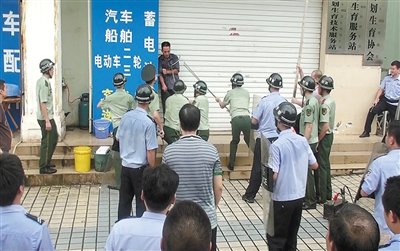 昨日，警方趕到現(xiàn)場制服嫌疑人何某。