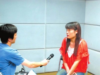 醫(yī)藥代表王慧在接受媒體采訪。記者 袁國禮/攝