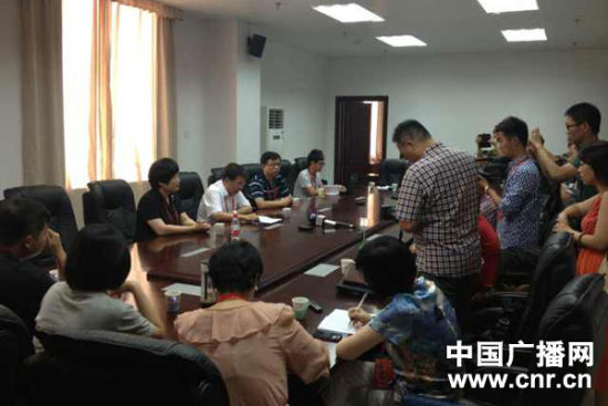 試卷原件展示前向媒體說明情況，并要求媒體不能拍照或攝像