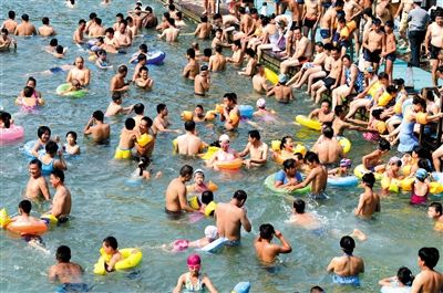 昨日，濟(jì)南市最高氣溫超過37℃，位于市區(qū)黑虎泉畔的泉水浴場免費(fèi)開放。