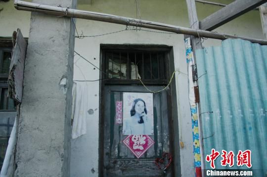 圖為嫌犯租住的民房，當天受害人即攀在門上的窗口對外呼救。 吳佳蔚 攝
