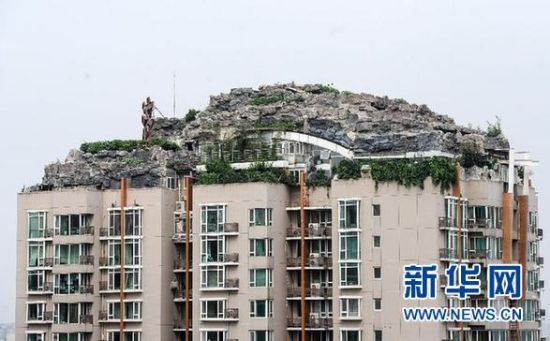 位于北京市海淀區(qū)白石橋路45號(hào)人濟(jì)山莊小區(qū)B棟樓頂?shù)募偕絼e墅（8月12日攝）。