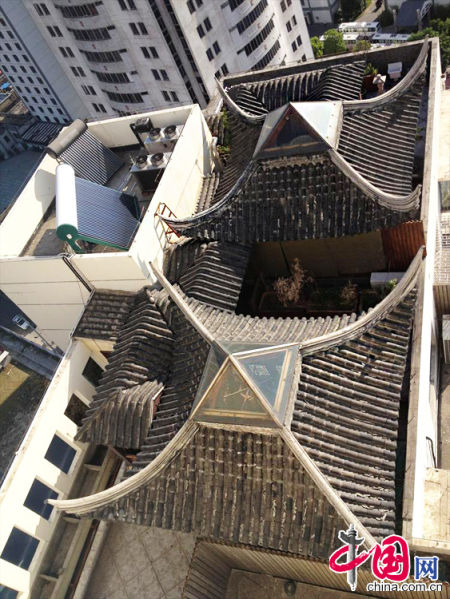 2013年8月14日，江蘇蘇州蘇州市三香大廈高樓18層樓頂東側(cè)陽臺上的“蘇州園林”式別墅，兩座涼亭和兩道回廊，飛檐翹角，一派蘇州園林的氣勢。中國網(wǎng)圖片庫李俊鋒攝影