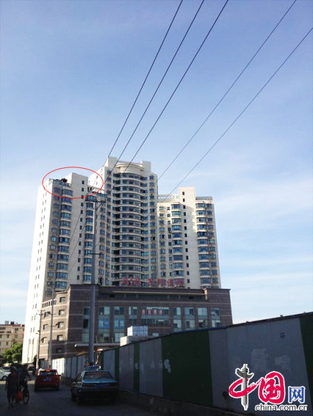 2013年8月14日，江蘇蘇州蘇州市三香大廈高樓18層樓頂東側(cè)陽臺上的“蘇州園林”式別墅，兩座涼亭和兩道回廊，飛檐翹角，一派蘇州園林的氣勢。中國網(wǎng)圖片庫李俊鋒攝影