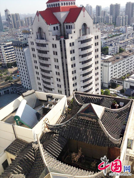 2013年8月14日，江蘇蘇州蘇州市三香大廈高樓18層樓頂東側(cè)陽臺上的“蘇州園林”式別墅，兩座涼亭和兩道回廊，飛檐翹角，一派蘇州園林的氣勢。中國網(wǎng)圖片庫李俊鋒攝影