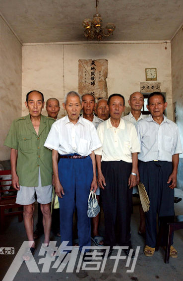 2003年5月，湖南攸縣農(nóng)村的8位志愿軍老兵。10年后回訪時(shí)，其中6人已悄然逝去