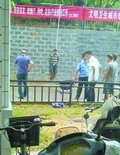 小偷被五花大綁捆在小區(qū)門前的墻壁上示眾。 網(wǎng)友羅先生 攝