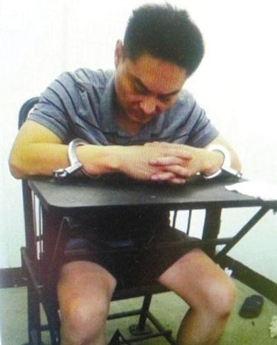 韓磊被控制時(shí)接受警方訊問(wèn)。本組圖片為視頻截圖