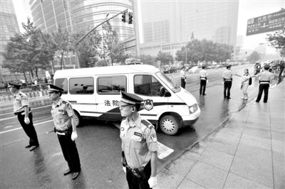 　　昨日早上,押解李某某的車隊開進法院。當(dāng)日,李某某等5人涉嫌強奸案在海淀法院不公開審理。本版攝影/新京報記者 王貴彬