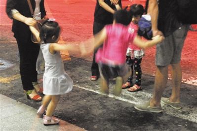 2012年8月1日晚，北京兒童醫(yī)院，三個(gè)來(lái)自廊坊的小女孩在玩耍，她們都被幼兒園老板性侵害。本版攝影/新京報(bào)記者 尹亞飛