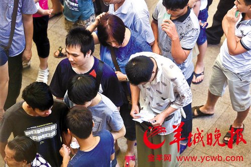 挎腰包的“黃?！狈职l(fā)一輪“任務”后，自己也開始整理“炒號”簽條