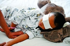9月2日，小斌斌在病床上休息。山西省眼科醫(yī)院院長(zhǎng)賈亞丁介紹，醫(yī)院安排心理專家對(duì)患兒及家屬進(jìn)行心理治療。